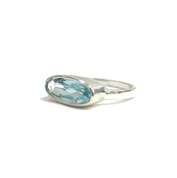 טבעת טופז כחול אובל מאוזן קטן